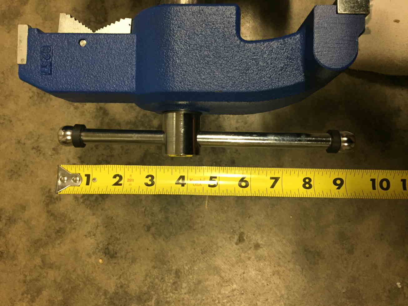 An image measuring the length of the yost 750-Di lead screw handle