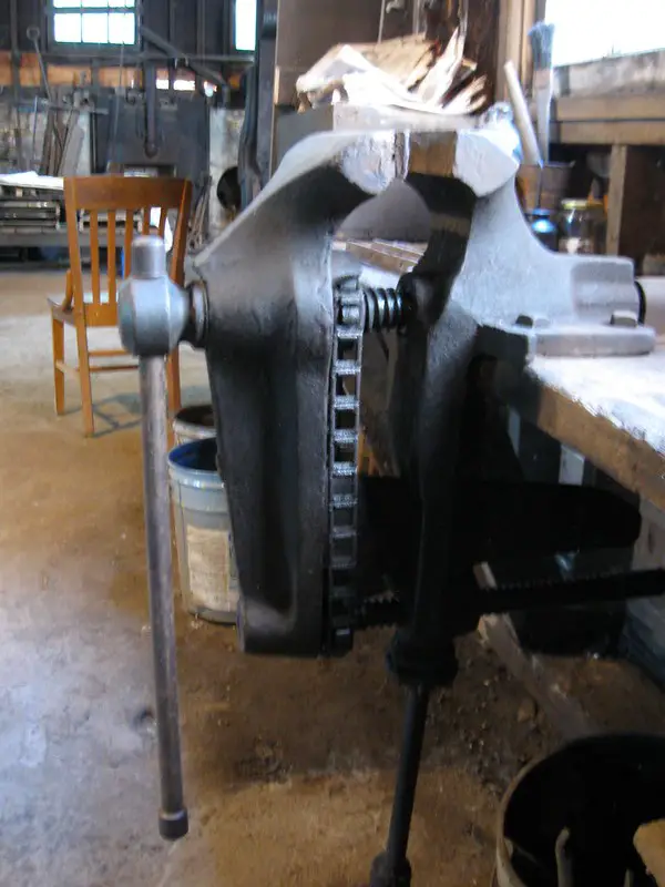 an image of a chain leg vise