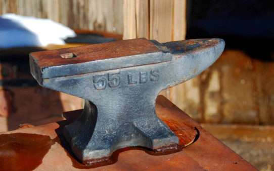 a picture of a 55lb anvil