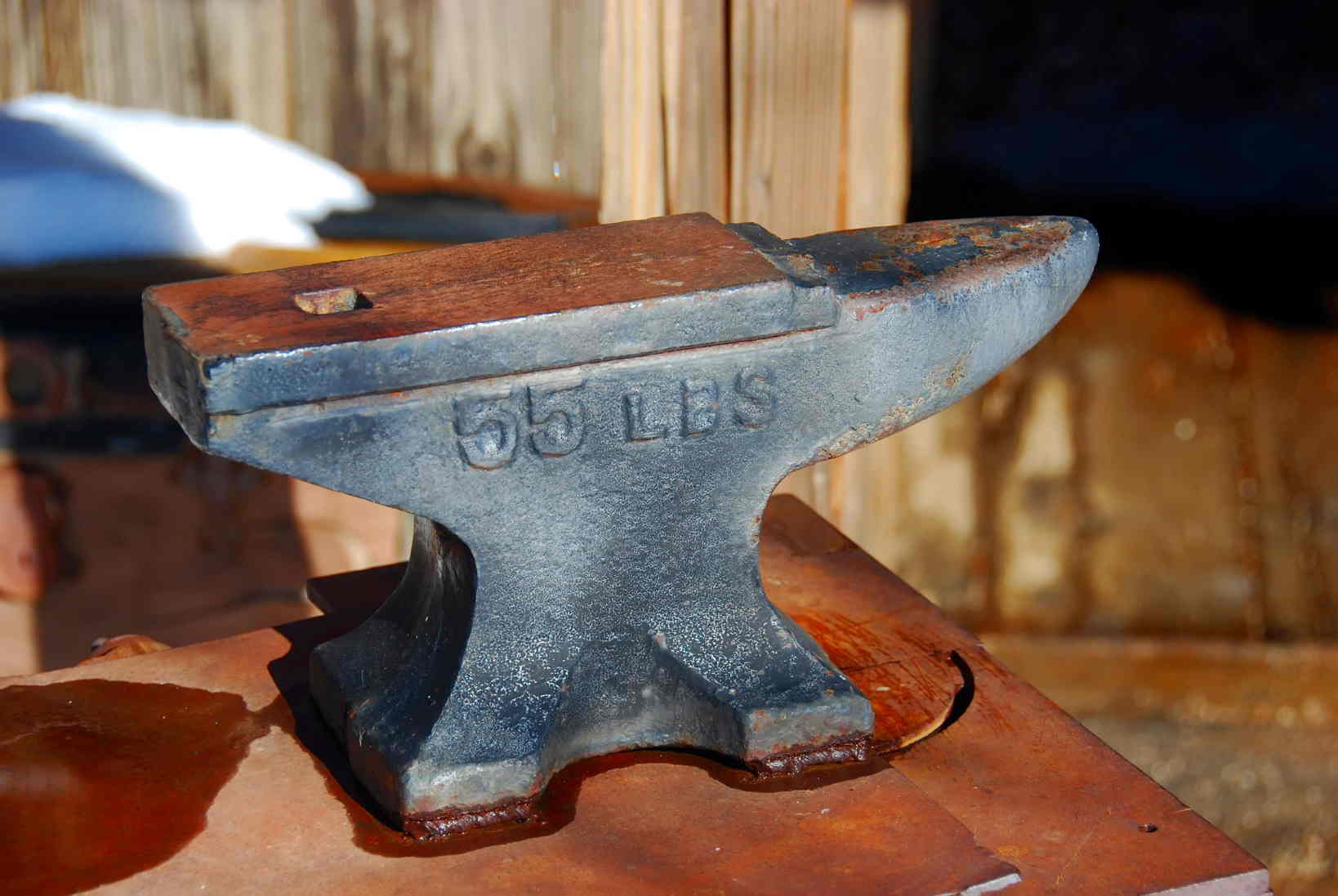a picture of a 55lb anvil