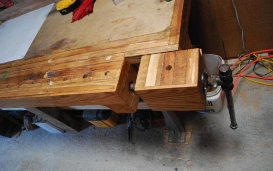 a picture of a wooden end vise