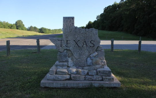 a welcome to Texas statue