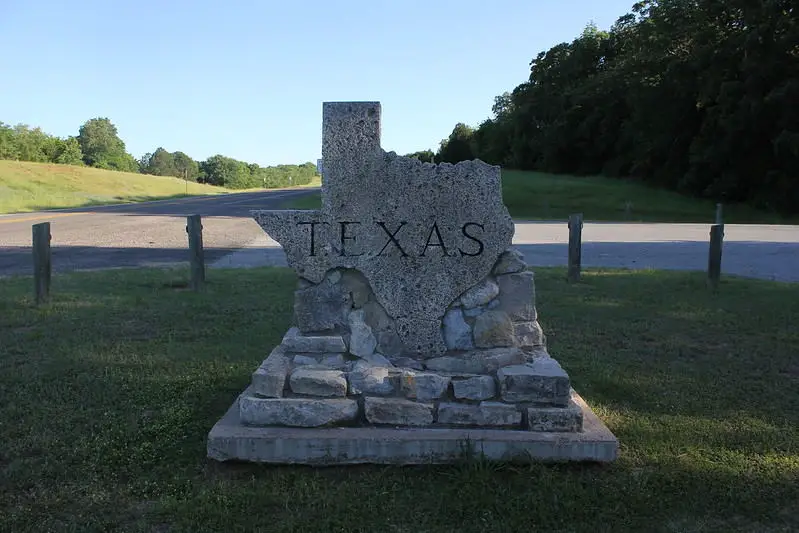 a welcome to Texas statue